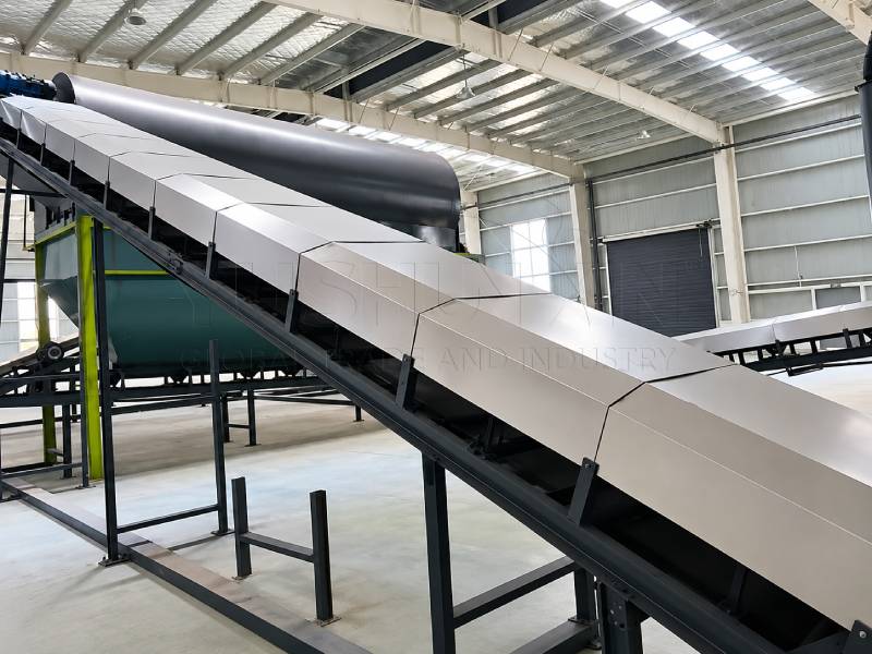 Belt conveyor with dust cover